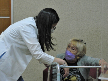 Médico escuchando al paciente durante la consulta.