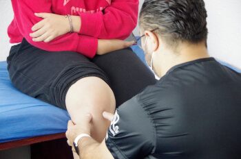 Exploración clínica de rodilla.